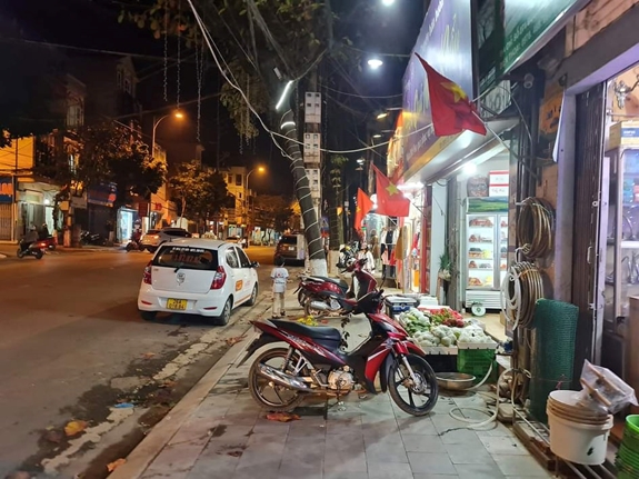 Một số hộ dân thường xuyên chiếm dụng vỉa hè làm nơi kinh doanh, buôn bán.